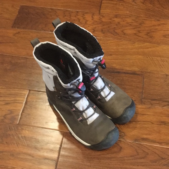 Keen women’s waterproof winter boots size 8.5